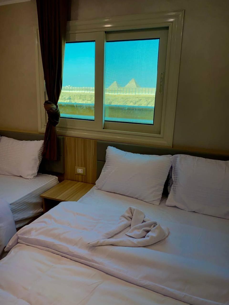 Happy Heaven Pyramids Le Caire